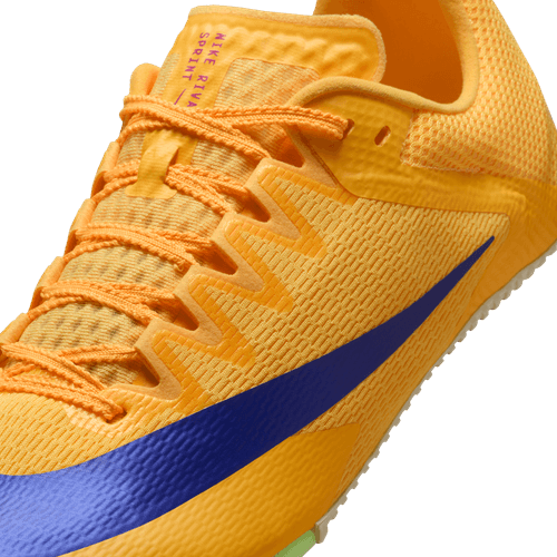 Nærbillede af Nike Zoom Rival Sprint herresko i Citron Pulse/Indigo Burst-Hyper Violet med tekstureret mesh, orange snørebånd, blå Nike-swoosh og sprintpigge for optimal ydeevne.