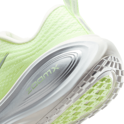 Nærbillede af hælen på Nike Vomero Plus Dame i Sail/Metallic Silver-Barely Volt, der viser en struktureret overdel, sølvfarvet ZOOMX-mellemsål og en gitterlignende ydersål i gummi, der giver et godt greb.
