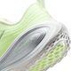Nærbillede af hælen på Nike Vomero Plus Dame i Sail/Metallic Silver-Barely Volt, der viser en struktureret overdel, sølvfarvet ZOOMX-mellemsål og en gitterlignende ydersål i gummi, der giver et godt greb.