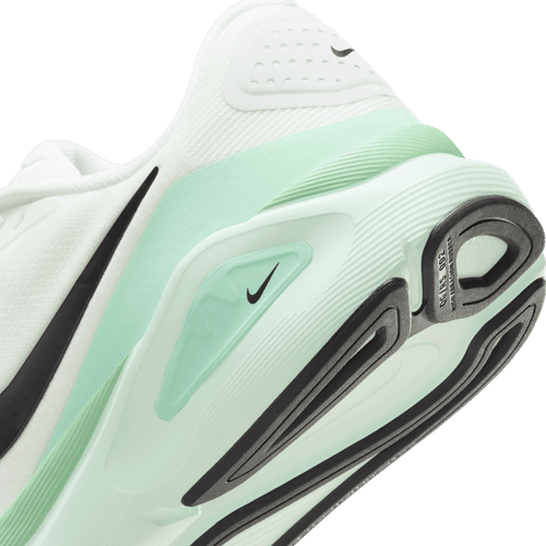 Nærbillede af hælen og sålen på Nike Structure 26 Dame i White/Black-Barely Green-Mint Foam, der viser mintfarvede detaljer, sorte detaljer, en synlig sort Nike-swoosh og strukturerede designlinjer.