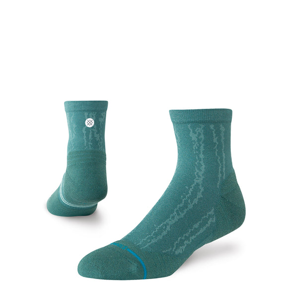 Stance Matrix Light Quarter Unisex-strømperne i blågrøn har subtile bølgemønstre, en tynd blå tåstribe, åndbart performance-mesh og et lille hvidt cirkulært logo i toppen.