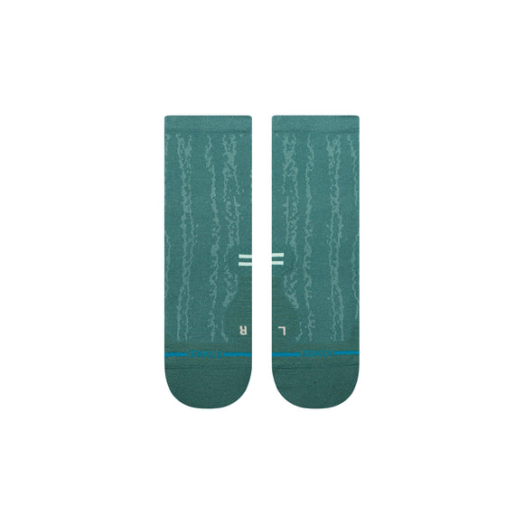 Stance Matrix Light Quarter løbestrømper (Unisex, Teal) har et subtilt bølget mønster med hvide striber nær toppen og blå tå-accenter. Fremstillet med FreshTek-mesh for komfort. "L"- og "R"-markeringer angiver venstre og højre sok.