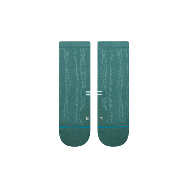 Stance Matrix Light Quarter løbestrømper (Unisex, Teal) har et subtilt bølget mønster med hvide striber nær toppen og blå tå-accenter. Fremstillet med FreshTek-mesh for komfort. "L"- og "R"-markeringer angiver venstre og højre sok.