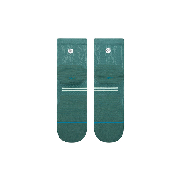 Et par Stance Matrix Light Quarter unisex løbestrømper i blågrøn, med et subtilt struktureret mønster, performance mesh for åndbarhed, to hvide striber nær toppen og et lille cirkulært logo ved manchetterne, vist side om side på hvidt.