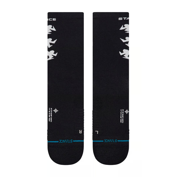 Stance Runner Light Crew Sock, Unisex, Black har hvide grafiske designs nær toppen, L- og R-labels, en turkis stribe over tåen og Stance-logoet ved tæerne. Disse åndbare sokker er perfekte til løb.