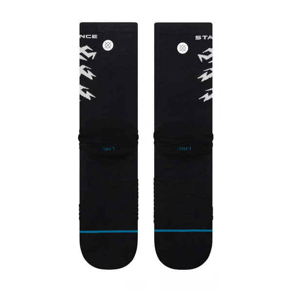 Et par Stance Runner Light Crew Sock, Unisex, Black, ligger fladt ved siden af hinanden med hvide zigzagdetaljer ved manchetterne, blå linjer ved tæerne, små hvide cirkulære logoer og L/R-labels på denne åndbare sok.