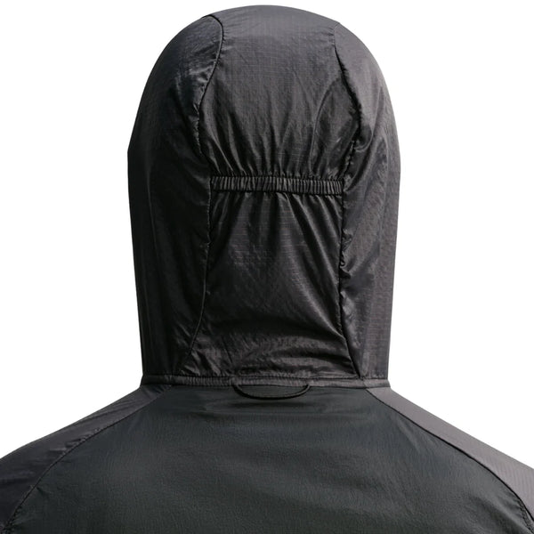 Et nærbillede af Nike ACG Uv Aireez Jkt til mænd i Black/Black/Summit White, hvor hætten er trukket op og elastikken bagpå giver en sikker pasform.