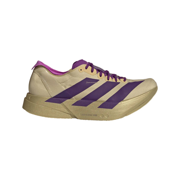 En Adidas Adizero Adios Pro 4 løbesko til herrer i Sand/Ricpur/Goldmt med tre lilla striber, lilla snørebånd, en beige sål og pink detaljer på hæl og krave vises i profil mod en hvid baggrund.