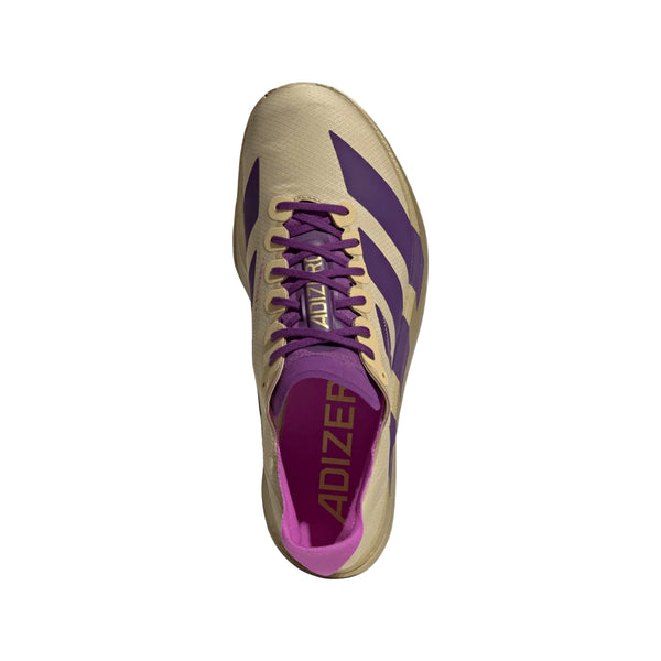 En beige Adidas Adizero Adios Pro 4 herre løbesko i Sand/Ricpur/Goldmt vises oppefra med lilla detaljer og "ADIZERO" printet i gult på lilla indersål-perfekt som konkurrenceløbesko.