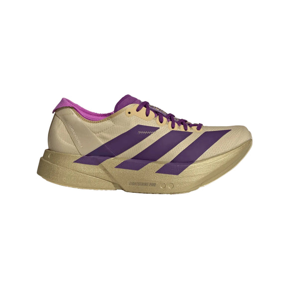Adidas Adizero Adios Pro 4 til kvinder i Sand/Ricpur/Goldmt har en beige overdel med lilla pløs, snørebånd, indvendig foring, tre dristige sidestriber og en tekstureret sål, der giver toppræstation.