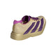 Adidas Adizero Adios Pro 4 "Dame" i Sand/Ricpur/Goldmt har en tyk sål, tre brede lilla striber og en lilla-rosa hælkappe, vist på en hvid baggrund.