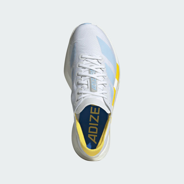 Topbillede af Adidas Adizero Adios Pro 4 Dame løbesko i Ftwwht/Globlu/Yellow med blå og gule detaljer, hvide snørebånd og ADIZERO på den blå indersål mod en lysegrå baggrund.