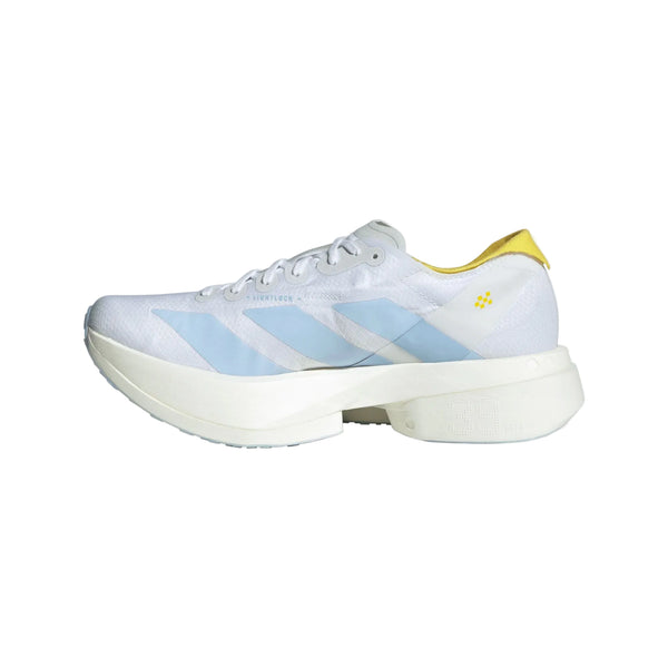 Adizero Adios Pro 4 til kvinder fra Adidas i Ftwwht/Globlu/Yellow har et slankt hvidt design med lyseblå striber og gul hældetalje, der vises på en almindelig hvid baggrund.