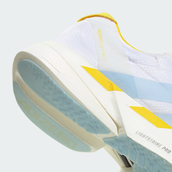 Nærbillede af hælen og sålen på den hvide Adidas Adizero Adios Pro 4 Dame løbesko i Ftwwht/Globlu/Yellow, der har en tekstureret lyseblå gummiydersål inspireret af konkurrenceløbesko.