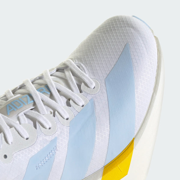 Et nærbillede af Adidas Adizero Adios Pro 4 Dame løbesko i Ftwwht/Globlu/Yellow, der viser lyseblå striber, hvide snørebånd, en gul mellemsålsaccent og en struktureret gittermønstret overdel.