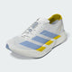 Adidas Adizero Adios Pro 4 løbesko til damer kombinerer en hvid base med lyseblå striber, gule accenter og "LIGHTSTRIKE PRO" på sålen, hvilket skaber et slankt og moderne look.