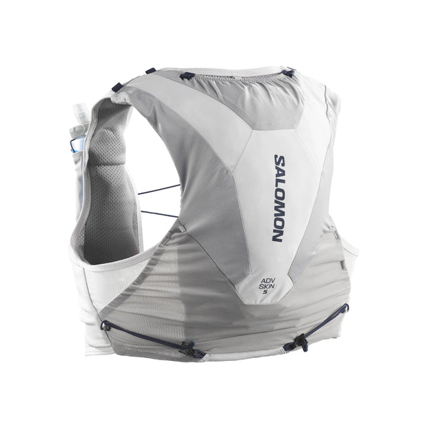 Salomon ADV Skin 5 unisex-vesten i Alloy/Gray Violet/Spellbo har meshpaneler, lynlåslomme nederst på ryggen, justerbare sidestropper og vandflaskeholder - perfekt til terrænløb. "Salomon" er trykt lodret på ryggen.