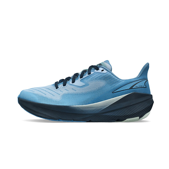 Altra Experience Flow Dame i lyseblå har mørkeblå detaljer, mørke snørebånd, en tyk mørkeblå og lysegrå sål, en overdel i mesh med FootShape-design for komfort og et Altra-logo på siden nær hælen.
