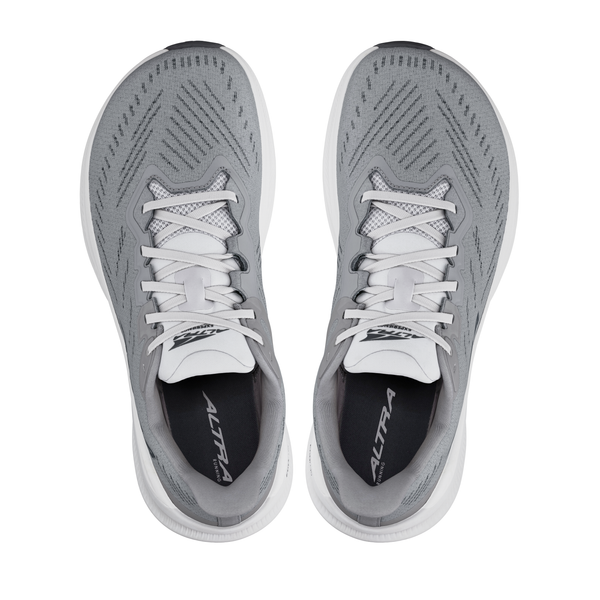 Altra Experience Flow 2, Herre, Gray løbesko har en lysegrå overdel, hvide såler og snørebånd, sorte indersåler med ALTRA-logoet, der er vist oppefra og ned på en hvid baggrund. Perfekt til mænd, der søger komfort og stil.