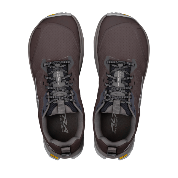 Et par Altra Lone Peak 9+ trail-løbesko til mænd i farven Chocolate Torte/Silver, set ovenfra. De har snørelukning med sorte og grå snørebånd samt Vibram-ydersåler med gul logo-mærkning ved tåen og hælen.