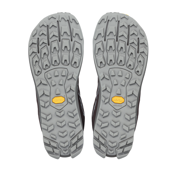 Altra Lone Peak 9+ vandresko til mænd i farven Chocolate Torte/Silver har slidstærke grå Vibram-ydersåler med et robust mønster, der er designet til at give fremragende greb på krævende terræn.