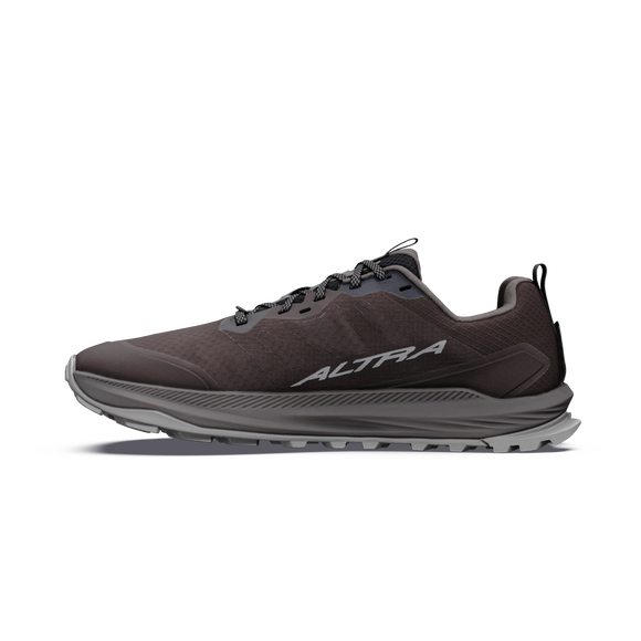Altra Lone Peak 9+ til mænd i farven Chocolate Torte/Silver har en mørkegrå overdel med struktur, mønstrede snørebånd, en robust, tyk sål og ALTRA-logoet i hvidt på siden. Vist på en ensfarvet hvid baggrund.