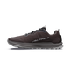 Altra Lone Peak 9+ til mænd i farven Chocolate Torte/Silver har en mørkegrå overdel med struktur, mønstrede snørebånd, en robust, tyk sål og ALTRA-logoet i hvidt på siden. Vist på en ensfarvet hvid baggrund.