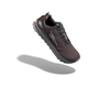 Altra Lone Peak 9+ til mænd i farven Chocolate Torte/Silver er afbildet svævende over en ensfarvet hvid baggrund, hvor den kaster en blød skygge. Denne sportssko har sorte snørebånd, en robust sål og et reflekterende logo på siden.