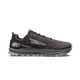 Altra Lone Peak 9+ Herre i farven Chocolate Torte/Silver er en mørkegrå trailsko med sorte og grå snørebånd, et sølvfarvet logo på siden, en tyk, robust sål, der giver godt greb, et lavt snit og diskrete grafiske detaljer ved hælen.