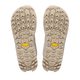 Billedet viser de beige ydersåler på Altra Lone Peak 9+ Dame i farvekombinationen Perfectly Pale/Pearl/Bark, med et robust mønster på sålen og gule Vibram-logoer i midten, fotograferet på en hvid baggrund.