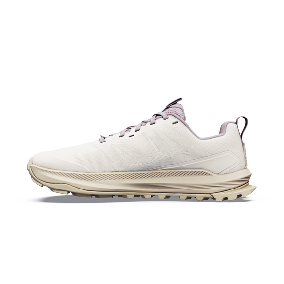 Et billede set fra siden af Altra Lone Peak 9+ Dame-løbeskoen i farvekombinationen Perfectly Pale/Pearl/Bark med en tyk, struktureret sål, lyselilla detaljer og et diskret logo på siden, set på en ensfarvet hvid baggrund.