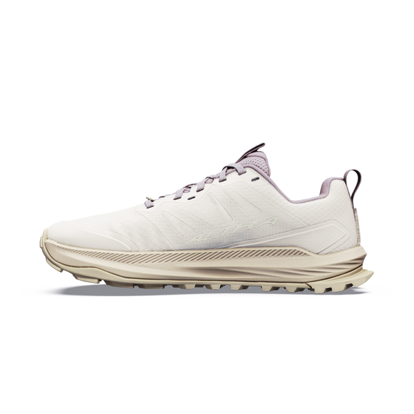 Et billede set fra siden af Altra Lone Peak 9+ Dame-løbeskoen i farvekombinationen Perfectly Pale/Pearl/Bark med en tyk, struktureret sål, lyselilla detaljer og et diskret logo på siden, set på en ensfarvet hvid baggrund.