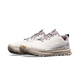 Altra Lone Peak 9+ trail-løbeskoene til kvinder i farvekombinationen Perfectly Pale/Pearl/Bark har tykke, strukturerede gummisåler, snørelukning og et logo på siden, der fremstår på en hvid baggrund.