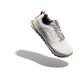 Altra Lone Peak 9+ Dame i farvekombinationen Perfectly Pale/Pearl/Bark er afbilledet oven på en hvid baggrund og har lysegråt materiale, lavendelblå detaljer og snørebånd, en struktureret sål samt Altra-logoet på siden.