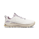 Set fra siden har Altra Lone Peak 9+ Dame i farvekombinationen Perfectly Pale/Pearl/Bark en lys beige overdel, en tyk, struktureret sål, et lyselilla inderfor og et diskret logo på siden, der fremstår tydeligt på den ensfarvede hvide baggrund.