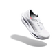 Altra Vanish Carbon 3, Herre i hvid/sølv/hvid er en hvid sportsløbesko med et elegant design, der ses svævende over en ensfarvet hvid baggrund og kaster en diskret skygge. Denne innovative konkurrencesko er fremstillet af åndbart mesh-materiale med diskrete grå og røde detaljer, hvilket gør den til det ideelle valg for seriøse løbere.