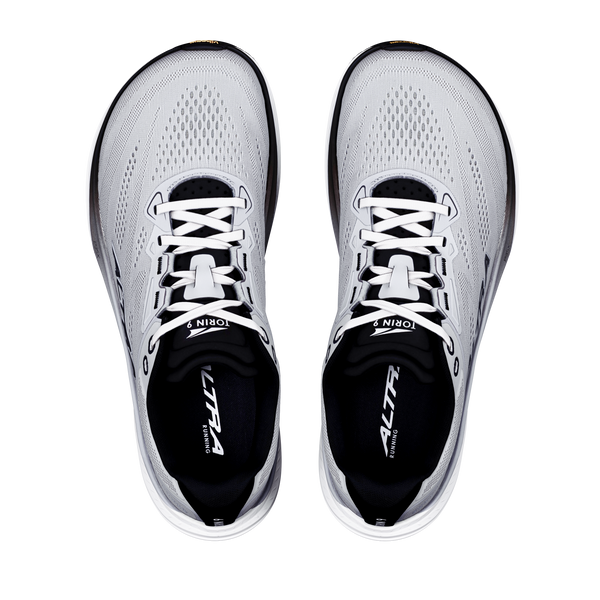 Et par Altra Torin 9 herresko i farvekombinationen Ultimate Grey/Black/Vapor Blue med Zero Drop-teknologi og hvide snørebånd er afbilledet set ovenfra på en lys baggrund, hvor »ALTRA«-logoet ses på indlægssålerne.