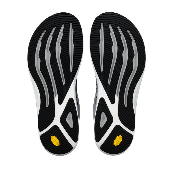 Et par Altra Torin 9 herresko i farvekombinationen Ultimate Grey/Black/Vapor Blue med et sort-hvidt bølget mønster på sålen, gule Vibram-logoer ved hælen og det karakteristiske Zero Drop-design, vist på en ensfarvet hvid baggrund.