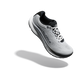 En Altra Torin 9 herreløbesko i farvekombinationen Ultimate Grey/Black/Vapor Blue, med Zero Drop-design, er afbildet svævende i luften på en lys baggrund med sin skygge nedenunder.