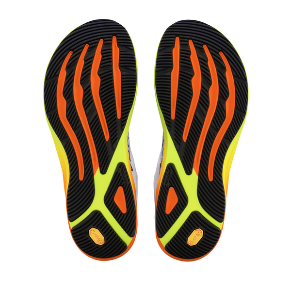Et par Altra Torin 9 til herre i farvekombinationen hvid/sort/sikkerhedsgul, set nedenfra, viser sorte, orange og gule mønstre på sålen med et gult Vibram-logo ved hælen samt en Zero Drop-platform, der er ideel til løbesko på asfalt.
