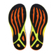 Et par Altra Torin 9 til herre i farvekombinationen hvid/sort/sikkerhedsgul, set nedenfra, viser sorte, orange og gule mønstre på sålen med et gult Vibram-logo ved hælen samt en Zero Drop-platform, der er ideel til løbesko på asfalt.