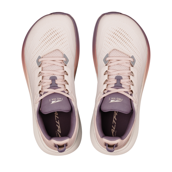 Et par Altra Fwd Via 2 Dame løbesko i farven Whisper Pink/Rose Gold, set ovenfra. Disse løbesko har en overdel af åndbart mesh, hvide mellemsåler med Altra EGO P35-teknologi, der sikrer responsiv komfort, samt lilla ydersåler. Snørebåndene er pænt bundet, og Altra-logoet pryder indersålerne – hvilket gør dem til ideelle mængdetræningssko til dine daglige løbeture.