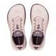 Et par Altra Fwd Via 2 Dame løbesko i farven Whisper Pink/Rose Gold, set ovenfra. Disse løbesko har en overdel af åndbart mesh, hvide mellemsåler med Altra EGO P35-teknologi, der sikrer responsiv komfort, samt lilla ydersåler. Snørebåndene er pænt bundet, og Altra-logoet pryder indersålerne – hvilket gør dem til ideelle mængdetræningssko til dine daglige løbeture.