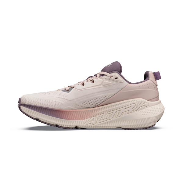 Et billede set fra siden af Altra Fwd Via 2, Dame i farven Whisper Pink/Rose Gold – en beige træningssko med en tyk, struktureret sål, der indeholder den responsiv Altra EGO P35-mellemsål, lys lilla detaljer og ALTRA-logoet på siden. Skoen er afbilledet på en ensfarvet hvid baggrund.