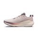 Et billede set fra siden af Altra Fwd Via 2, Dame i farven Whisper Pink/Rose Gold – en beige træningssko med en tyk, struktureret sål, der indeholder den responsiv Altra EGO P35-mellemsål, lys lilla detaljer og ALTRA-logoet på siden. Skoen er afbilledet på en ensfarvet hvid baggrund.