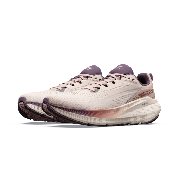 Et par Altra Fwd Via 2 løbesko til kvinder i farven Whisper Pink/Rose Gold, med en tyk sål og Altra EGO P35-mellemsål for øget komfort. Disse løbesko fremstår i lyse beige nuancer med lilla og lyserøde detaljer og er fremstillet af åndbart mesh-materiale, hvor detaljerne er placeret side om side og vender let mod venstre.