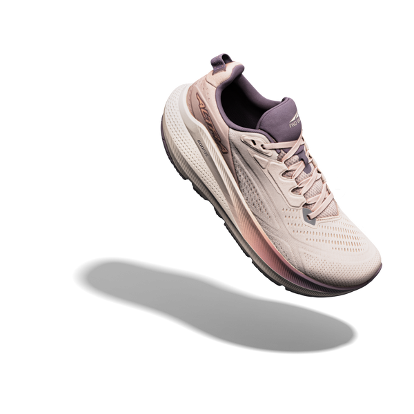 Et billede viser en Altra Fwd Via 2-løbesko til kvinder i farven Whisper Pink/Rose Gold, der svæver over en ensfarvet hvid baggrund, hvilket fremhæver dens tykke, strukturerede Altra EGO P35-mellemsål og dens egenskaber som en højtydende mængdetræningssko.