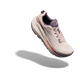 Et billede viser en Altra Fwd Via 2-løbesko til kvinder i farven Whisper Pink/Rose Gold, der svæver over en ensfarvet hvid baggrund, hvilket fremhæver dens tykke, strukturerede Altra EGO P35-mellemsål og dens egenskaber som en højtydende mængdetræningssko.