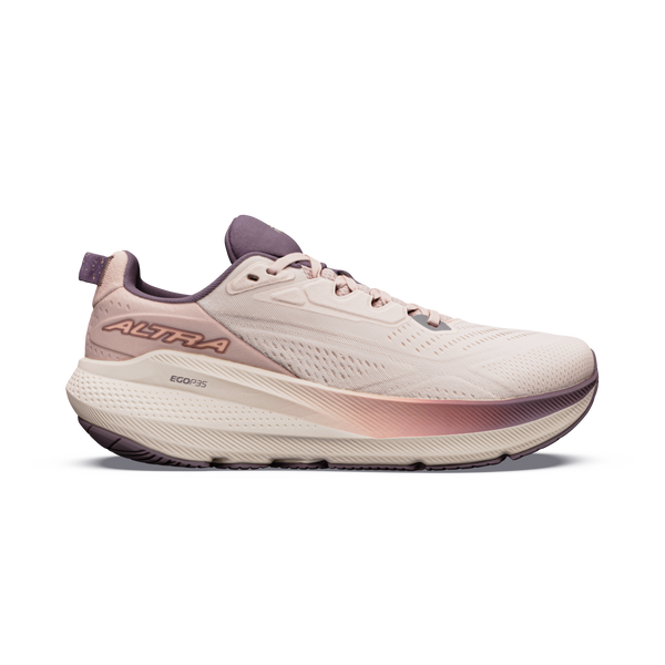 Altra Fwd Via 2, Dame i farven Whisper Pink/Rose Gold er en førsteklasses træningssko med en tykt polstret Altra EGO P35-mellemsål, der sikrer enestående komfort. Den lysbeige overdel er prydet med diskrete detaljer i lyserødt og rosaguld og kombineret med et åndbart design og en sikker snørelukning. Denne atletiske løbesko er afsluttet med det ikoniske Altra-logo på siden og tilbyder både alsidighed og stil til dine træningsbehov.