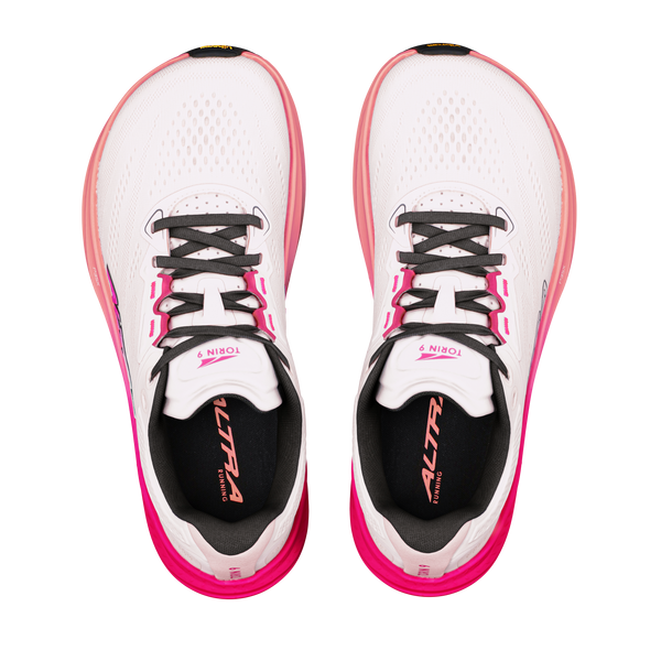 Et par Altra Torin 9 Dame-løbesko i farven Cream/Pink Flow, med sorte snørebånd og ALTRA-logo på indlægssålerne, udstyret med en Zero Drop-sål og FootShape-tåkappe, vist set ovenfra på en hvid baggrund.